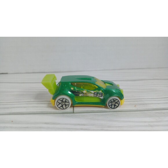 Hot Wheels 2017 HW Glow Wheels FAST 4WD on INTERNATIONAL SHORT CARD - Picture 4 of 7